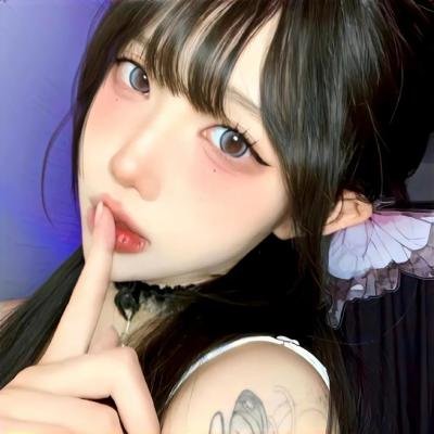 端盘子的姑娘